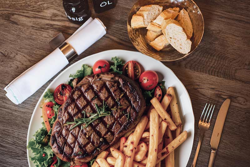 Ein leckeres Steak mit Pommes und Salat